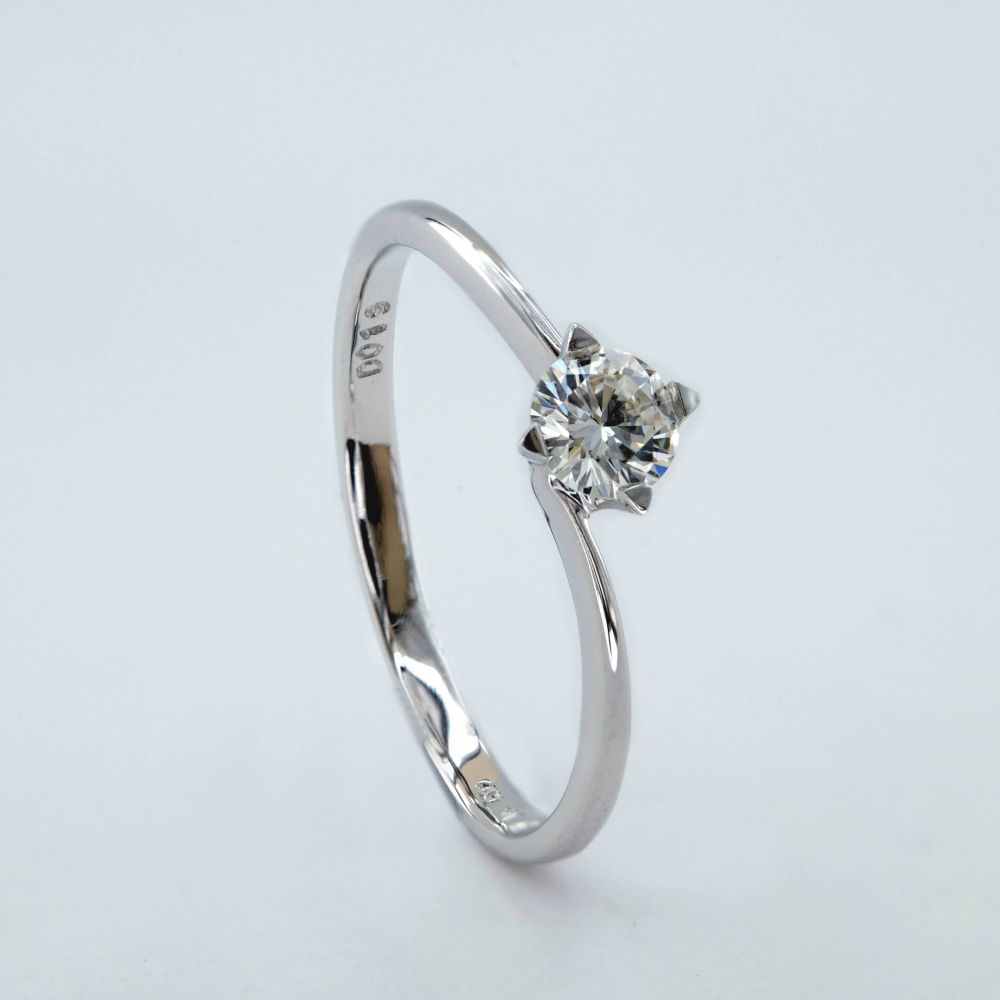 18K White Gold Ring Studded With Center Round Diamond