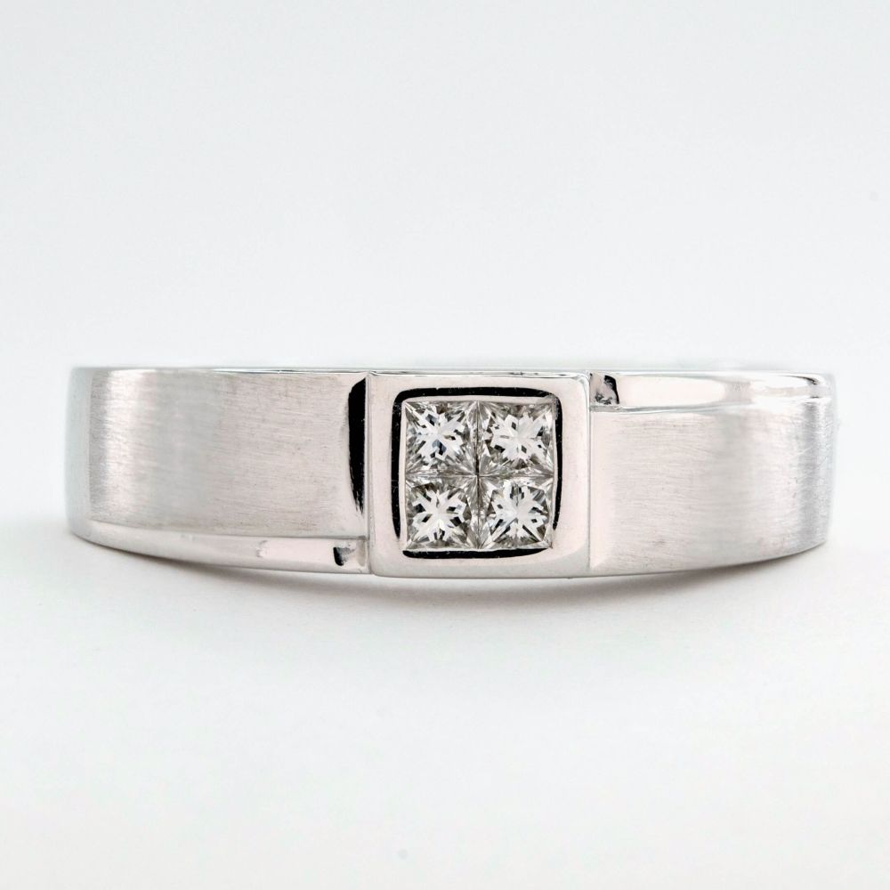 18K White Gold Ring Studded With Princess Diamond