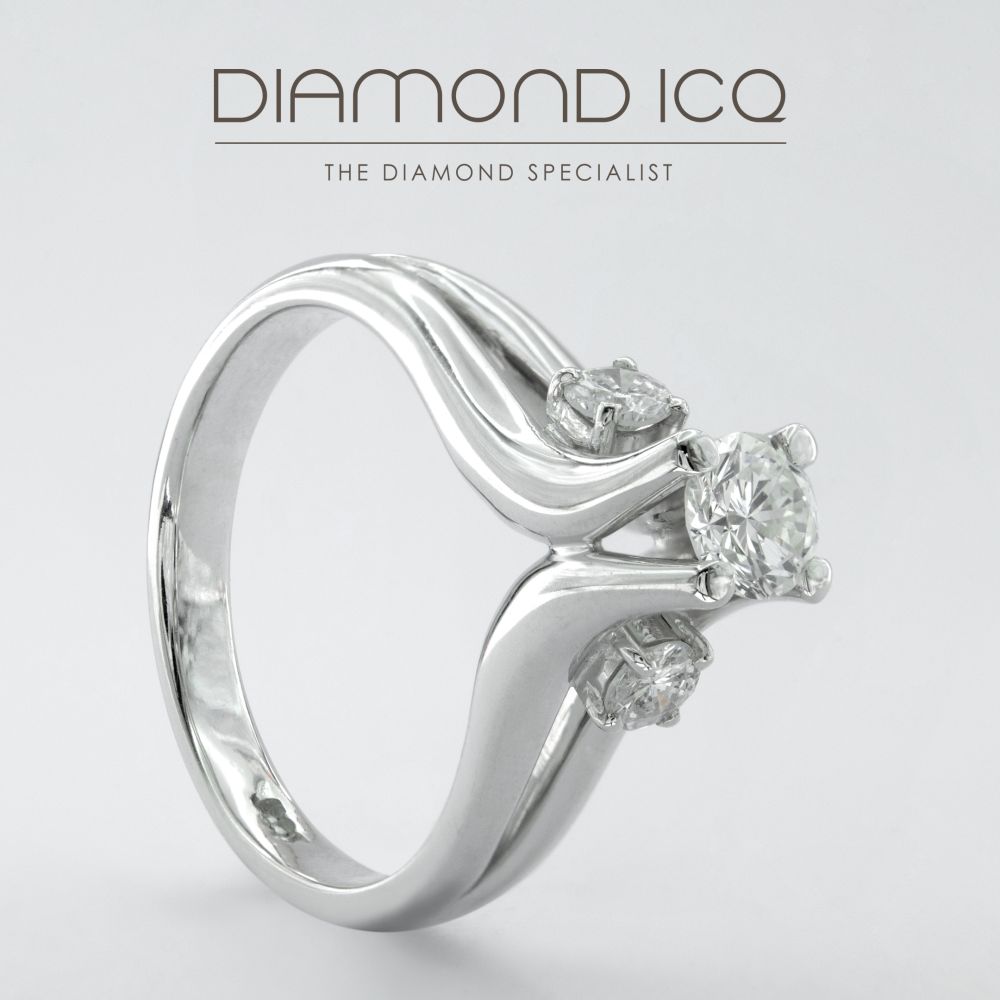 18K White Gold Three Stone Round Diamond Ring with 0.3 Carat Diamond