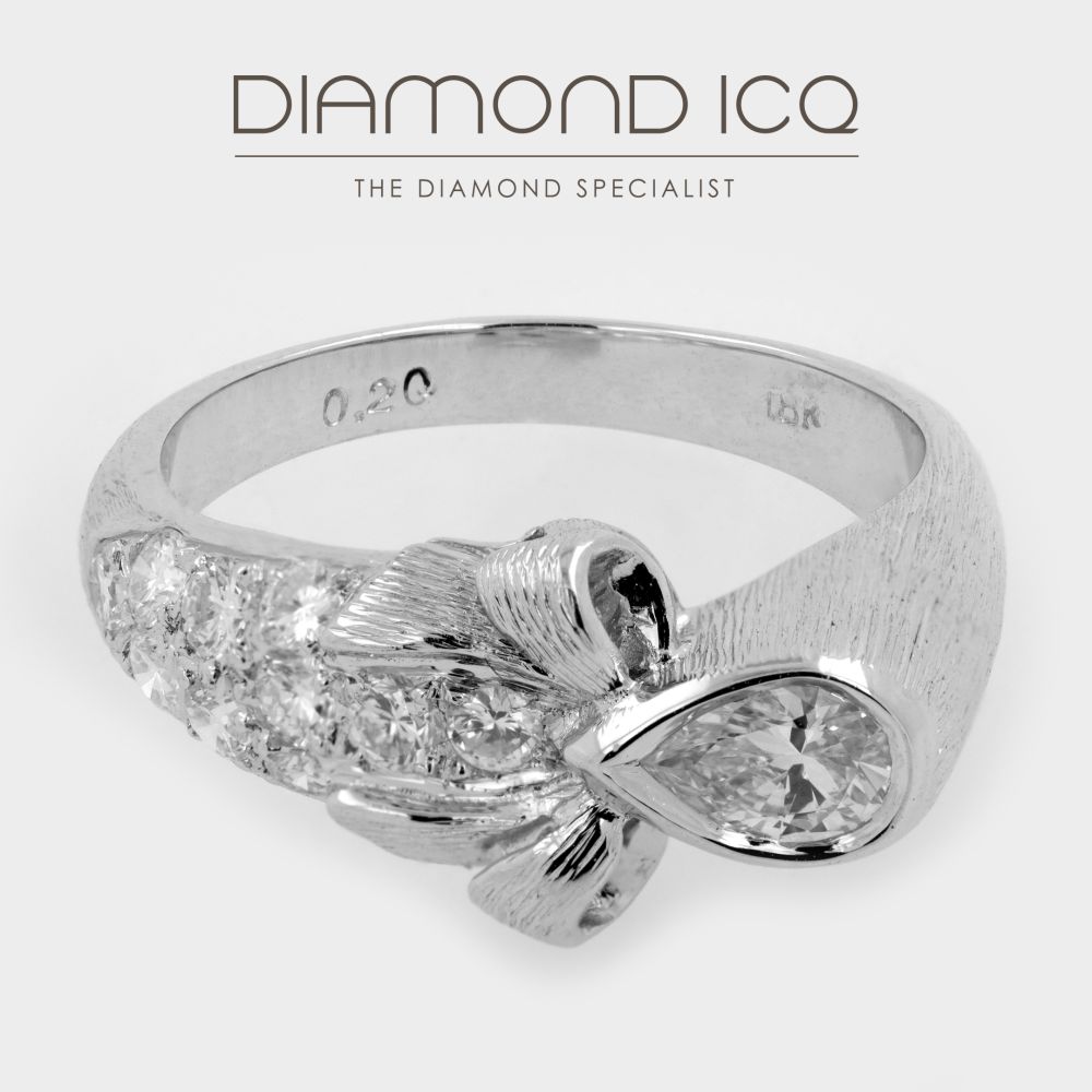 Beautiful 18K White Gold with 0.20 Carat Pear Diamond Ring