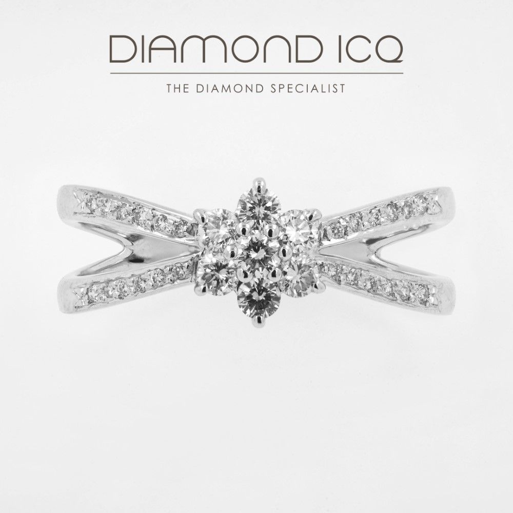 18K White Gold Flower Diamond Ring with 0.39 ctw Diamond